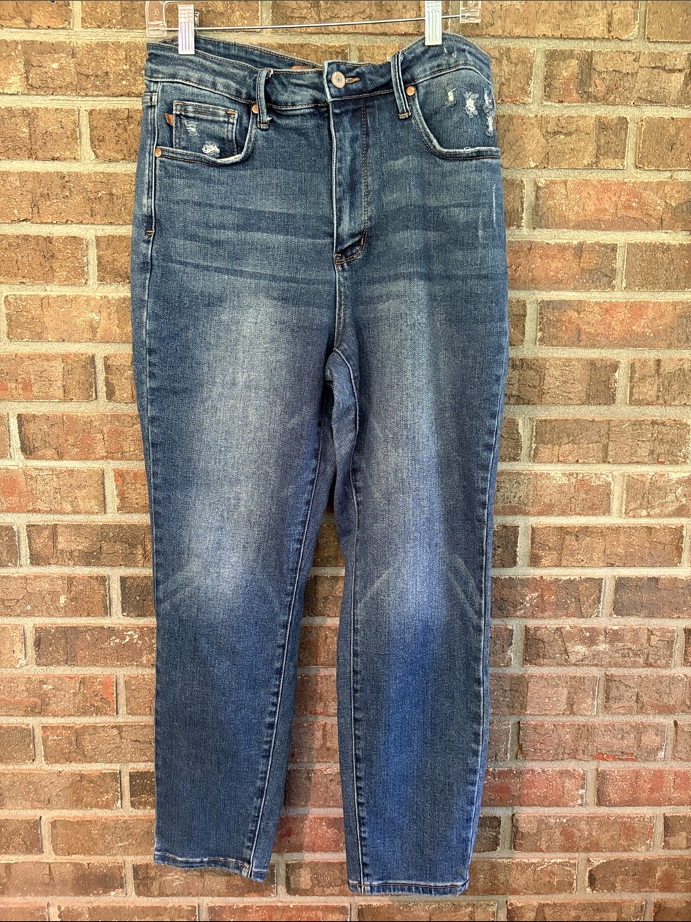 Judy Blue High-Rise Straight Leg Jeans in Medium Blue Wash